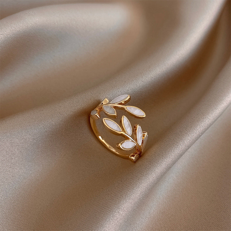 Justerbar Ring i Guld med Hvid Opalblad