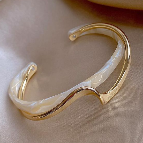 Elegant Armbånd i Hvid Opal og Guld
